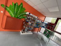 photo du coin "Erasmus", vitrine avec les cadeaux des partenaires européens.